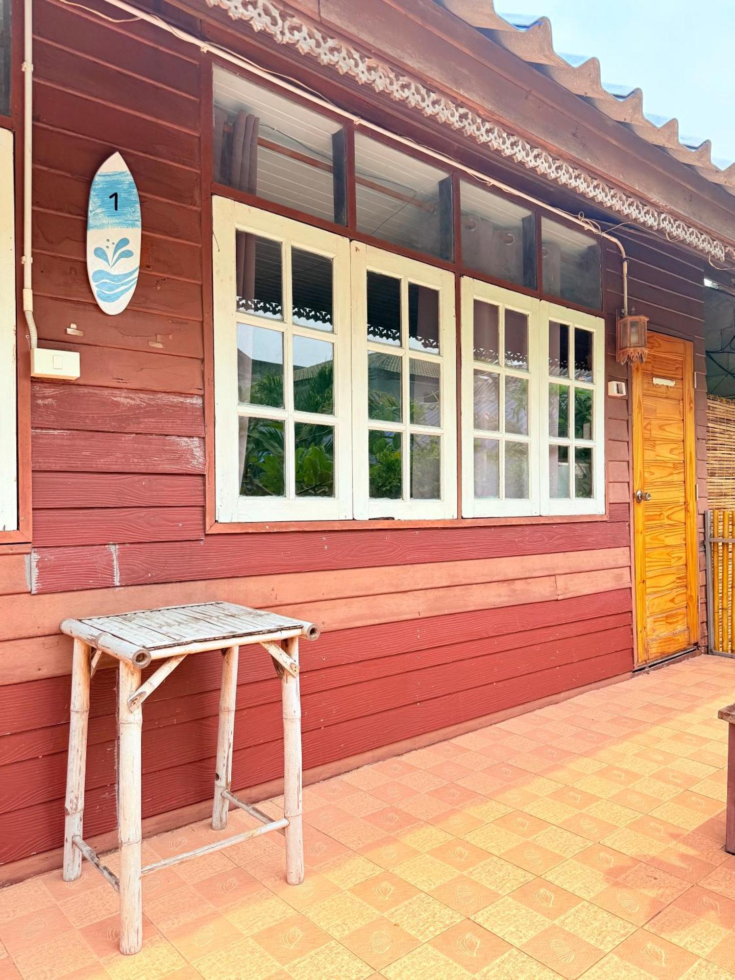 Harry'S Beach Club Ban Phe Exterior photo