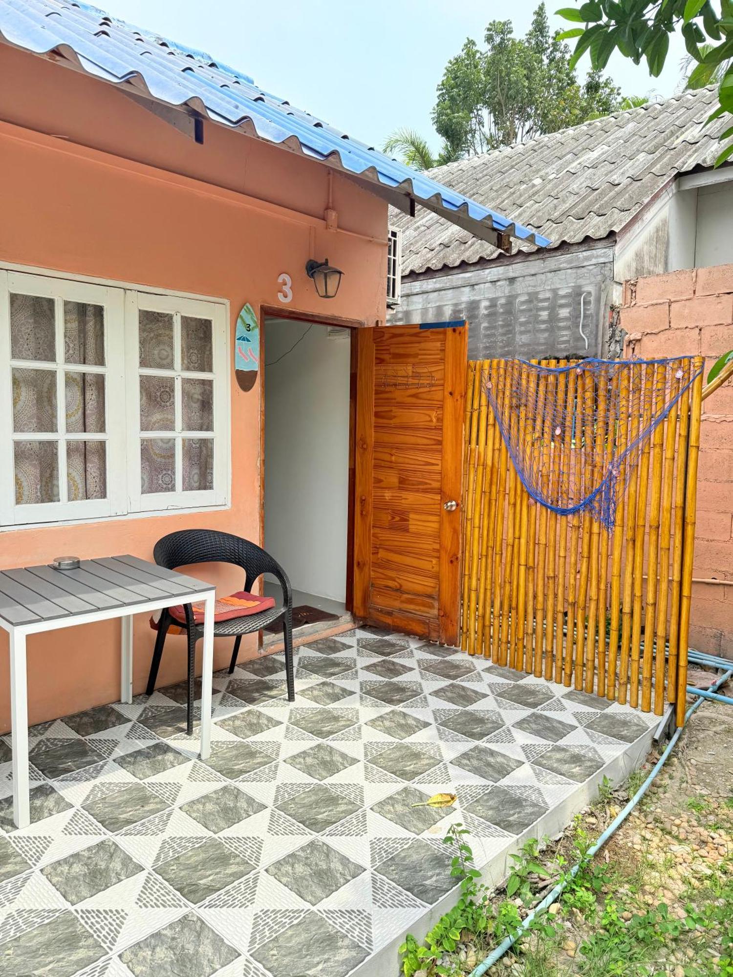 Harry'S Beach Club Ban Phe Exterior photo